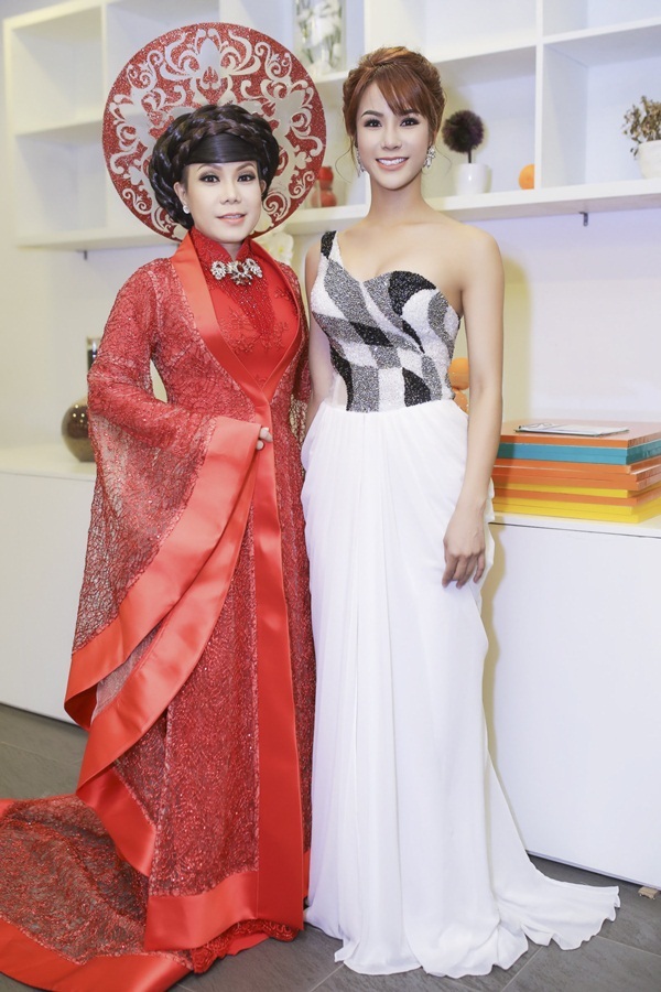 Diệp Lâm Anh cùng giám khảo đêm chung kết - danh hài Việt Hương.