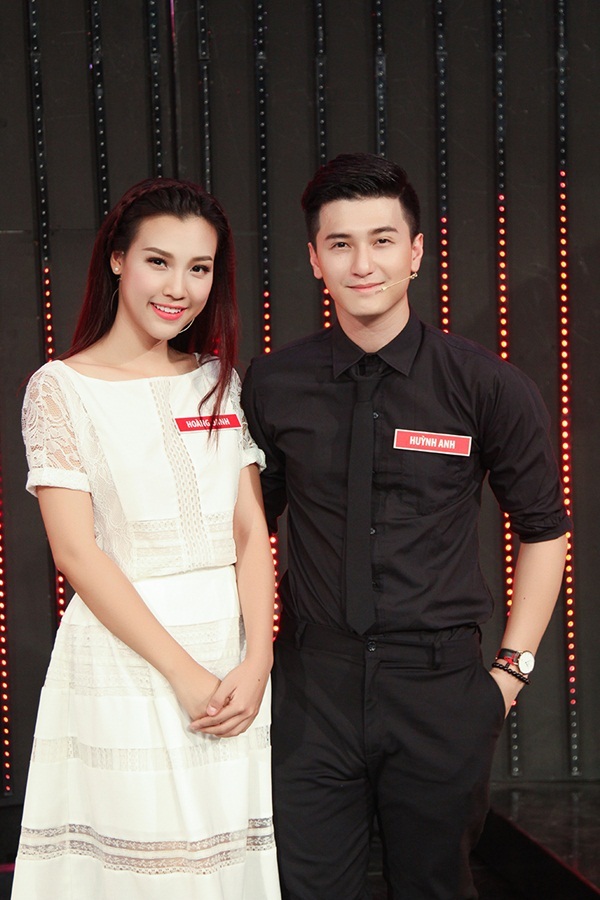 Đối đầu là các cặp nghệ sĩ nổi tiếng như: Hoàng Oanh – Huỳnh Anh.