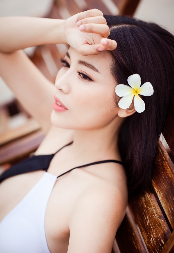 Top 5 Nữ hoàng trang sức khoe đường cong bên bể bơi - 1 Bộ bikini màu trắng đen với những đường cut out táo bạo, giúp Cao Thái Hà khoe trọn cơ thể...
