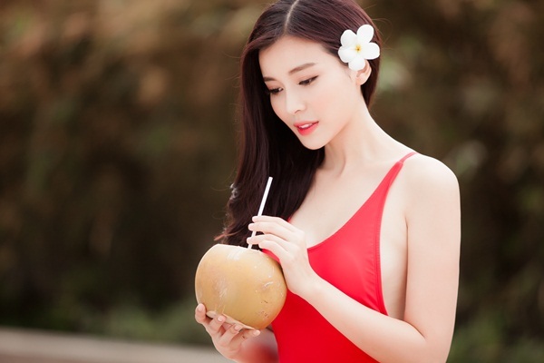 Top 5 Nữ hoàng trang sức khoe đường cong bên bể bơi - 9 Top 5 Nữ hoàng trang sức khoe đường cong bên bể bơi - 9