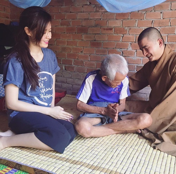 Midu: "Ngày thứ n sống trên đời, tôi nghĩ mình cần sống khác" - 5 Midu tìm về nhà ông cụ Giáo để giúp đỡ ông.