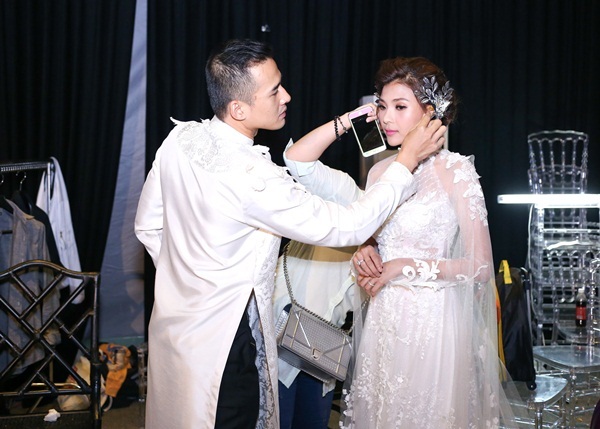 Vợ chồng Thúy Diễm “cưới lần 2” trên sàn catwalk dài nhất Việt Nam - 8 Vợ chồng Thúy Diễm “cưới lần 2” trên sàn catwalk dài nhất Việt Nam - 8