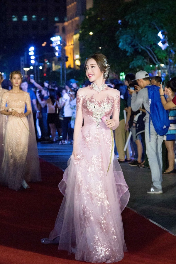 8 giây “ăn may” của Phương Trinh và 11 phút “đỏ mắt” của Nhã Phương - 7 Đường catwalk dài 800m là thử thách cho bất cứ một người mẫu chuyên nghiệp nào khi phải trình diễn trên đôi giày cao gót nhưng Elly vẫn rạng ngời. Không ít người hâm mộ đi theo Elly Trần suốt đường catwalk để có cơ hội ngắm người đẹp.
