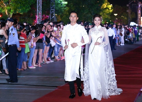 8 giây “ăn may” của Phương Trinh và 11 phút “đỏ mắt” của Nhã Phương - 6 Tối 19/5, 126 người mẫu biểu diễn thời trang áo dài tại phố đi bộ Nguyễn Huệ trong chương trình “Thành phố áo dài”. Sự xuất hiện của “vợ chồng son” diễn viên Lương Thế Thành – Thúy Diễm trong trang phục áo dài cưới được thiết kế cầu kỳ sải bước trên sàn catwalk dài nhất Việt Nam nhận được sự ủng hộ của hàng ngàn người hâm mộ.