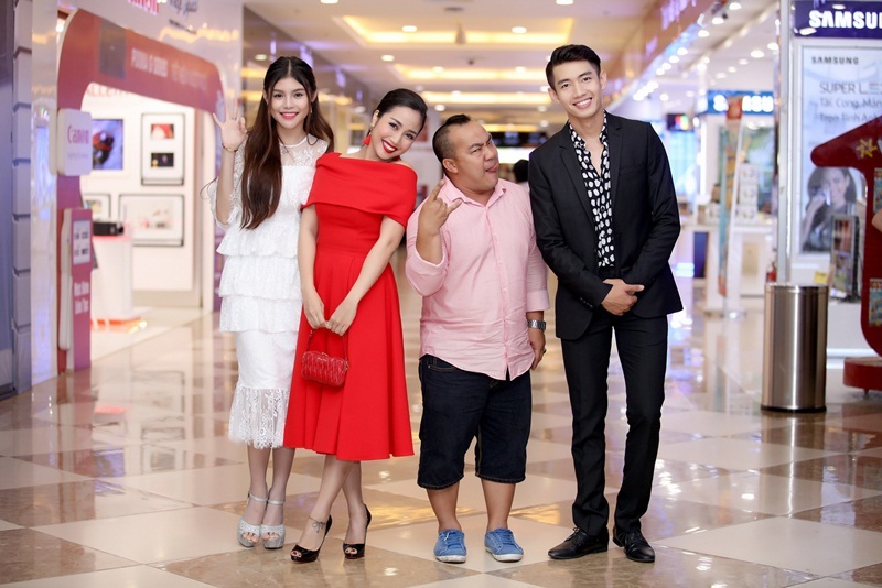 Sau sự kiện, cả êkip cũng nhanh chóng ra sân bay để về TP HCM ngay trong đêm.