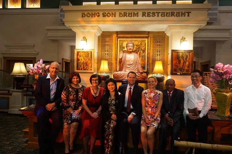 Nhiều vị Đại sứ các nước đến chúc mừng triển lãm tranh của họa sĩ Văn Dương Thành.