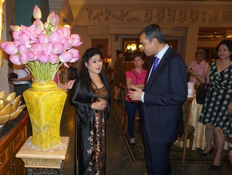 Các vị khách mời đặt câu hỏi về tác phẩm của nữ họa sĩ.