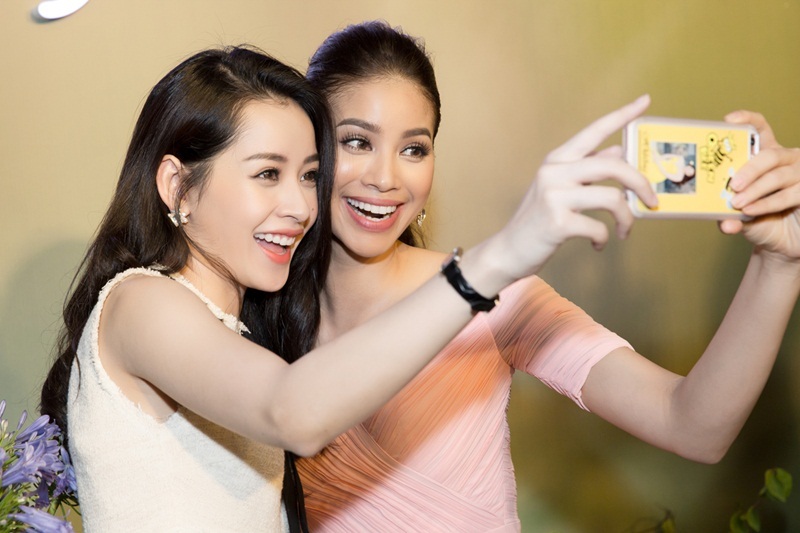 Hai người đẹp vui mừng trò chuyện và selfie.