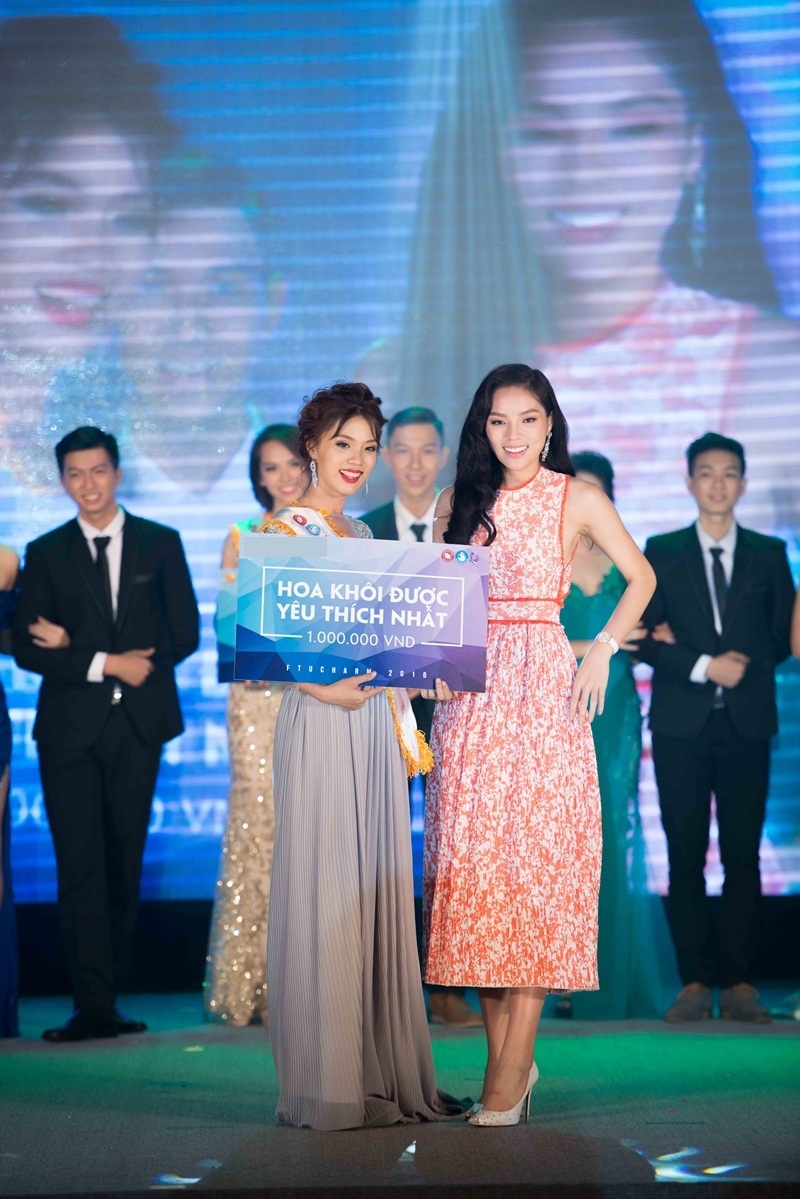 Tân Hoa khôi Ngoại thương TPHCM “ghét” mạng xã hội - 6 Hoa hậu Kỳ Duyên trao giải Hoa khôi được yêu thích nhất cho Nguyễn Thụy Bảo Trân.
