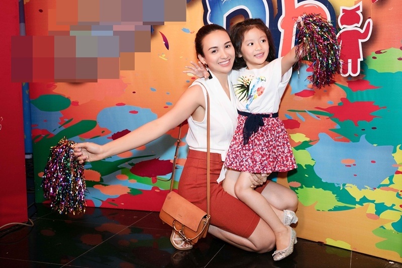 Bé Chiko không chỉ thừa hưởng nhiều nét đẹp từ mẹ mà còn rất hiếu động, hoạt bát, thể hiện nhiều năng khiếu nghệ thuật như làm người mẫu, vẽ...