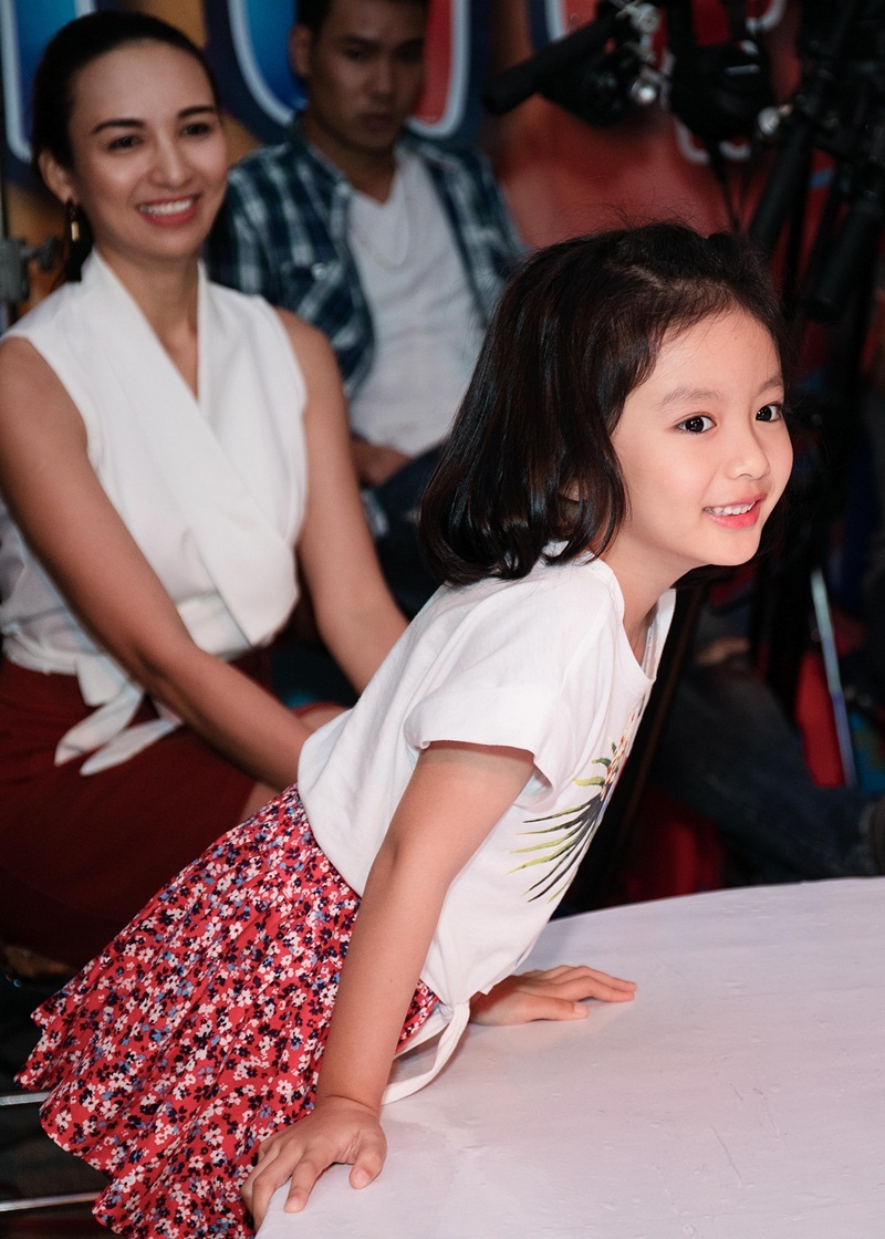 Cô bé sở hữu đôi mắt tròn, chiếc mũi cao và nụ cười tươi tắn rất đáng yêu.