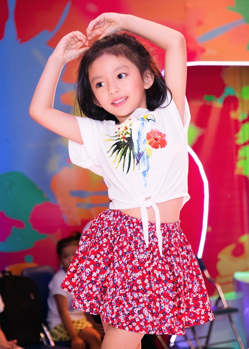 Cô bé rất dạn dĩ trước ống kính.