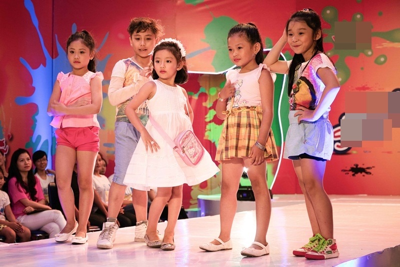 Bé Chiko điệu đà trong chiếc váy trắng.