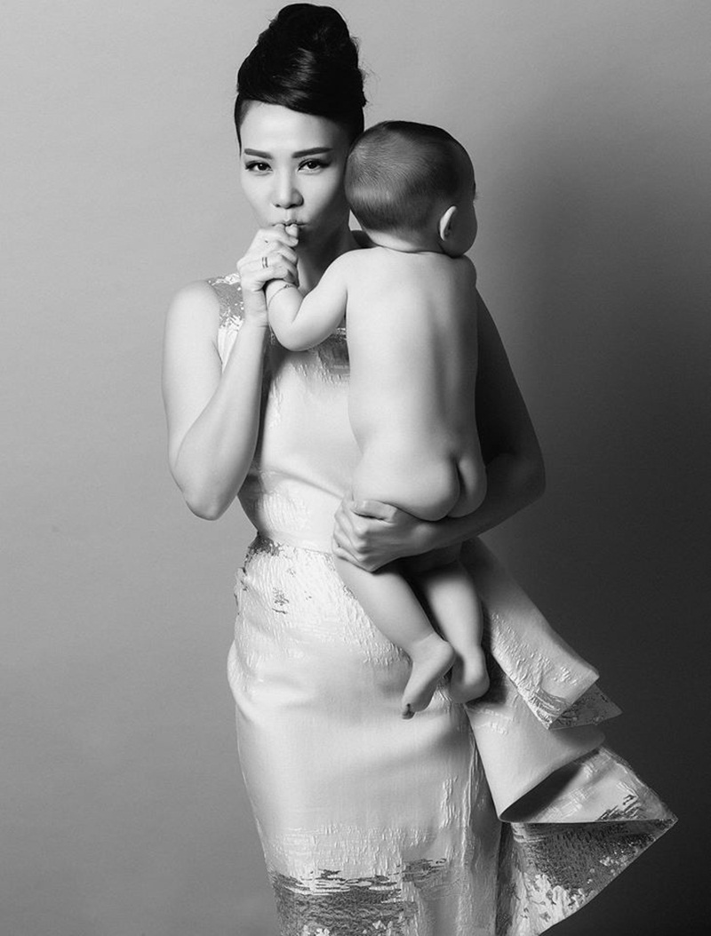 Thu Minh cảm động ngày sinh nhật con trai đầu lòng - 2 Bé Gấu được mẹ đi cùng trong buổi chụp hình ý nghĩa. Ảnh: Bao Huy Tang.