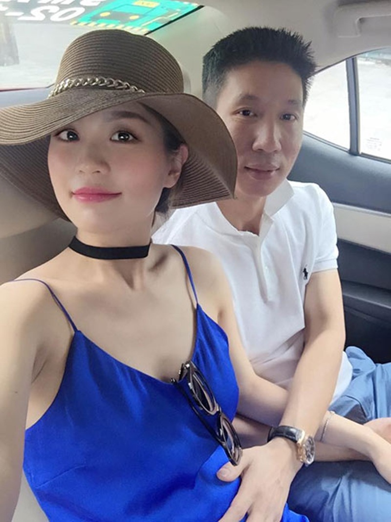 Á hậu Diễm Trang mách mẹ bầu tuyệt chiêu giữ dáng an toàn - 2 Chồng Á hậu Diễm Trang âu yếm bụng bầu 6 tháng của vợ. Cô được chồng hết mực yêu thương, chăm sóc.