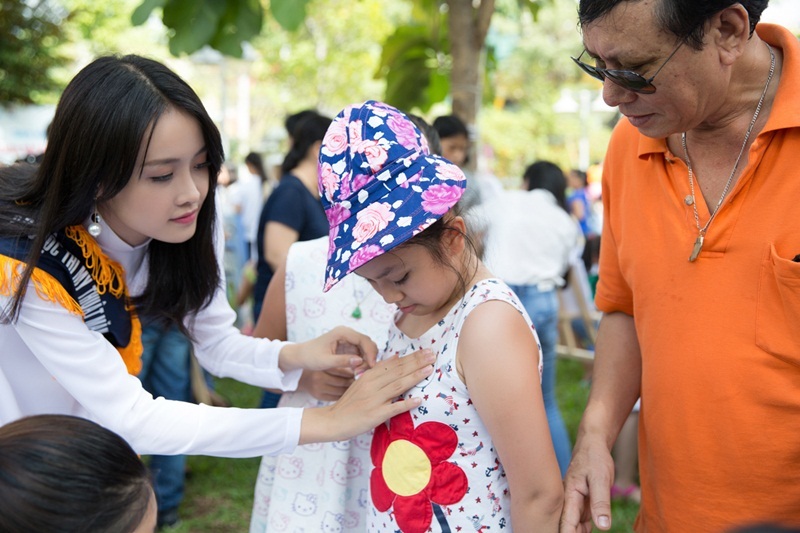 Siêu mẫu châu Á diện áo dài trắng vui chơi cùng thiếu nhi - 3 Siêu mẫu châu Á diện áo dài trắng vui chơi cùng thiếu nhi - 3