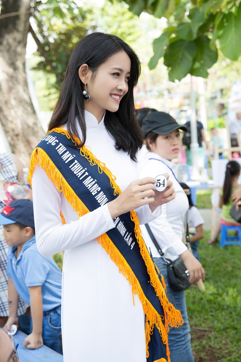 Siêu mẫu châu Á diện áo dài trắng vui chơi cùng thiếu nhi - 5 Siêu mẫu châu Á diện áo dài trắng vui chơi cùng thiếu nhi - 5