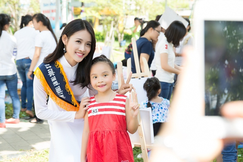 Siêu mẫu châu Á diện áo dài trắng vui chơi cùng thiếu nhi - 11 Siêu mẫu châu Á diện áo dài trắng vui chơi cùng thiếu nhi - 11