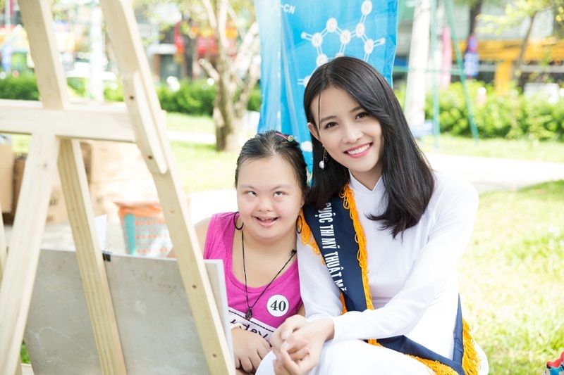 Siêu mẫu châu Á diện áo dài trắng vui chơi cùng thiếu nhi - 13 Siêu mẫu châu Á diện áo dài trắng vui chơi cùng thiếu nhi - 13