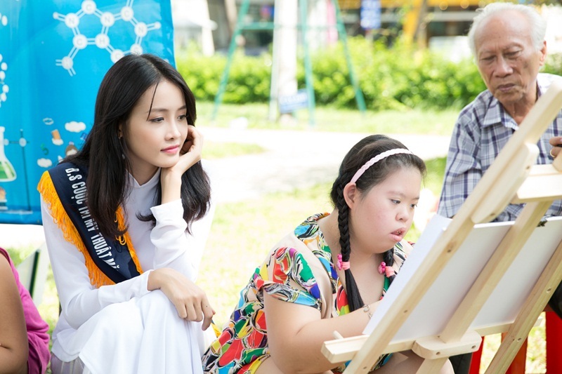 Siêu mẫu châu Á diện áo dài trắng vui chơi cùng thiếu nhi - 8 Siêu mẫu châu Á diện áo dài trắng vui chơi cùng thiếu nhi - 8