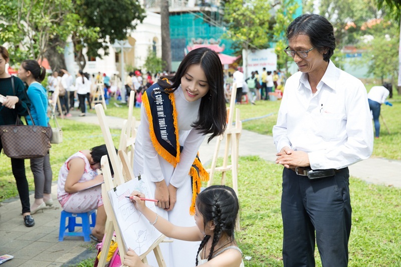 Siêu mẫu châu Á diện áo dài trắng vui chơi cùng thiếu nhi - 9 Siêu mẫu châu Á diện áo dài trắng vui chơi cùng thiếu nhi - 9
