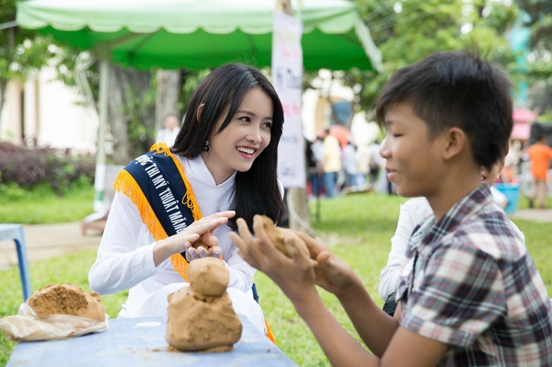 Siêu mẫu châu Á diện áo dài trắng vui chơi cùng thiếu nhi - 7 Siêu mẫu châu Á diện áo dài trắng vui chơi cùng thiếu nhi - 7