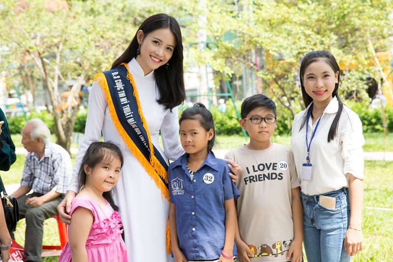 Siêu mẫu châu Á diện áo dài trắng vui chơi cùng thiếu nhi - 12 Siêu mẫu châu Á diện áo dài trắng vui chơi cùng thiếu nhi - 12