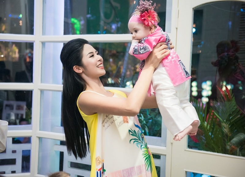 Thùy Chi, Ngọc Hân song ca “Chú ếch con” cùng các thiên thần Ý - 3 Thùy Chi, Ngọc Hân song ca “Chú ếch con” cùng các thiên thần Ý - 3