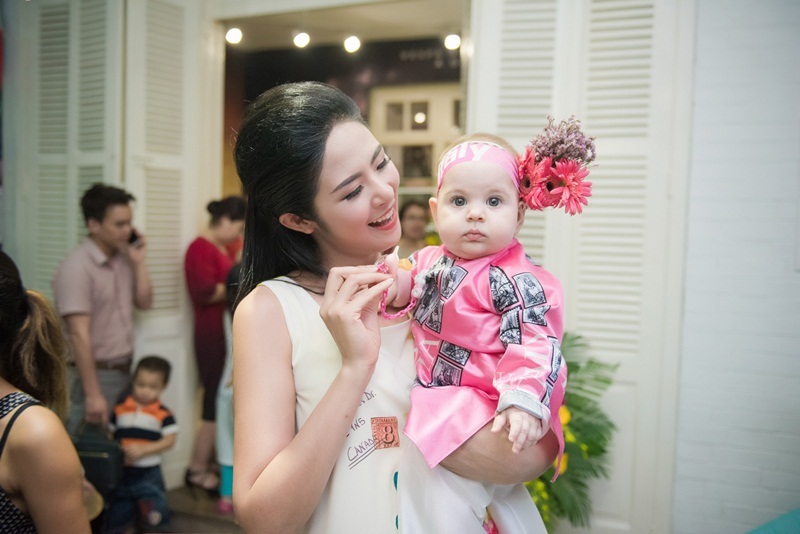Thùy Chi, Ngọc Hân song ca “Chú ếch con” cùng các thiên thần Ý - 7 Thùy Chi, Ngọc Hân song ca “Chú ếch con” cùng các thiên thần Ý - 7