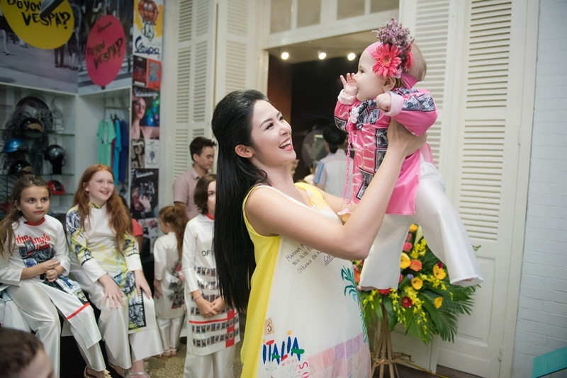 Thùy Chi, Ngọc Hân song ca “Chú ếch con” cùng các thiên thần Ý - 5 Thùy Chi, Ngọc Hân song ca “Chú ếch con” cùng các thiên thần Ý - 5