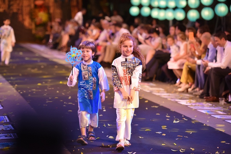 Thùy Chi, Ngọc Hân song ca “Chú ếch con” cùng các thiên thần Ý - 11 Thùy Chi, Ngọc Hân song ca “Chú ếch con” cùng các thiên thần Ý - 11