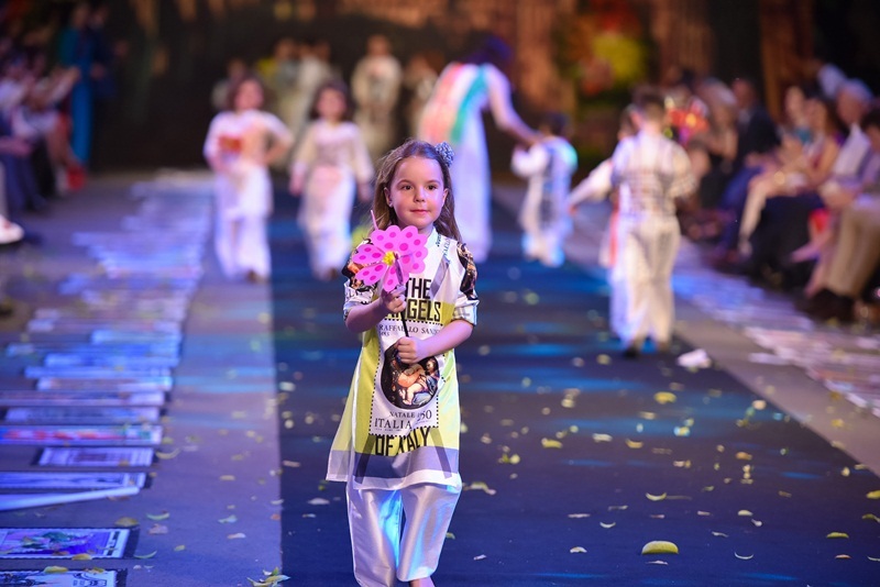 Thùy Chi, Ngọc Hân song ca “Chú ếch con” cùng các thiên thần Ý - 14 Thùy Chi, Ngọc Hân song ca “Chú ếch con” cùng các thiên thần Ý - 14