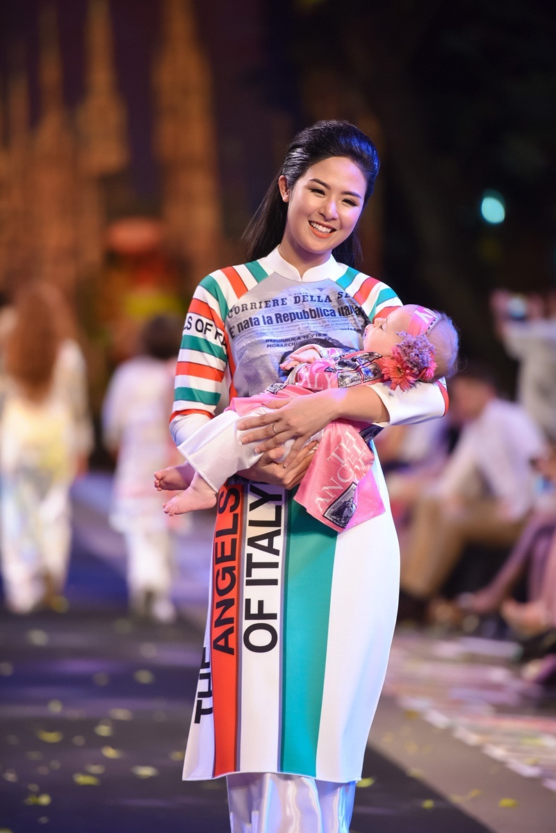 Thùy Chi, Ngọc Hân song ca “Chú ếch con” cùng các thiên thần Ý - 1 Thùy Chi, Ngọc Hân song ca “Chú ếch con” cùng các thiên thần Ý - 1