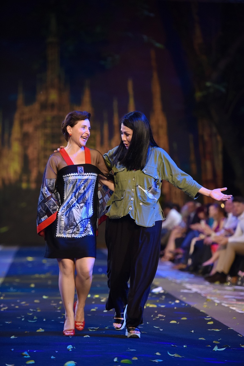 Lung linh sắc màu, ấm áp tình hữu nghị - 15 NTK Minh Hạnh mời Đại sứ Italia - bà Cecilia Piccioni là người mẫu đặc biệt trình diễn bộ sưu tập của mình.