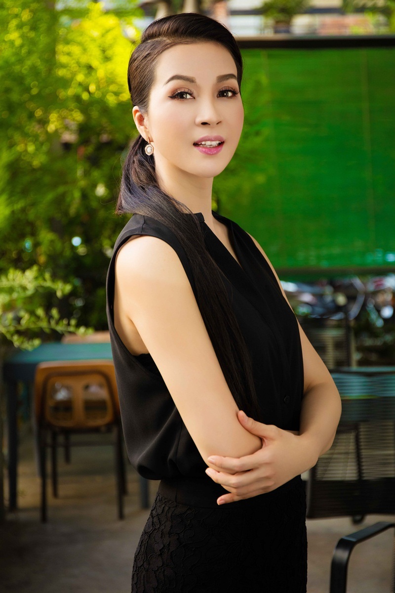 Y Phụng, Thanh Mai - 2 nữ hoàng ảnh lịch 1990 đọ vẻ trẻ trung - 4 Khi đó MC Thanh Mai là người mẫu, diễn viên múa và được biết đến với bộ phim Cô thủ môn tội nghiệp. Sau khi đoạt giải Á hậu Điện ảnh năm 1992, MC được khán giả biết đến nhiều hơn qua các phim: Ngã ba lòng, Người đi tìm dĩ vãng...