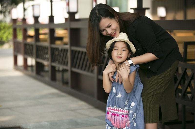 Cô con gái Mina của cặp đôi “Giang – Hồ” mang đến sức hút thời trang không hề kém cạnh mẹ mình.