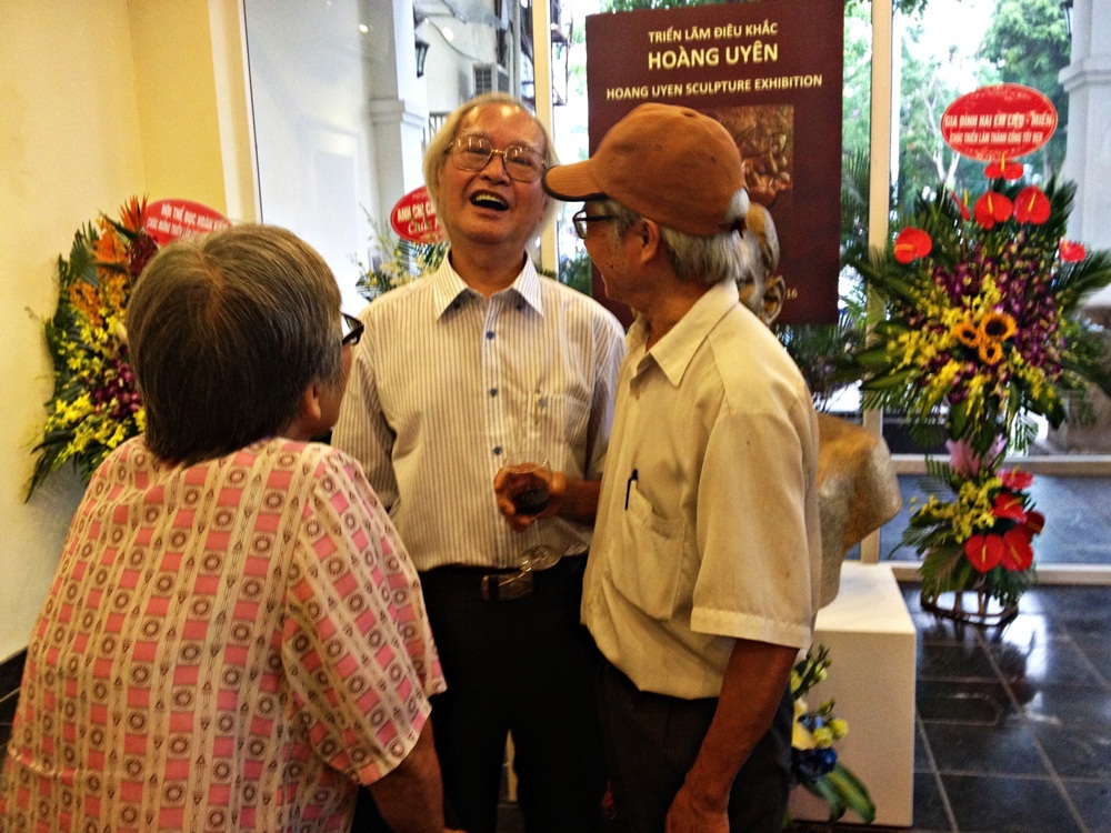 Bạn bè đến chúc mừng Triển lãm điêu khắc của nhà điêu khắc Hoàng Uyên (đứng giữa).