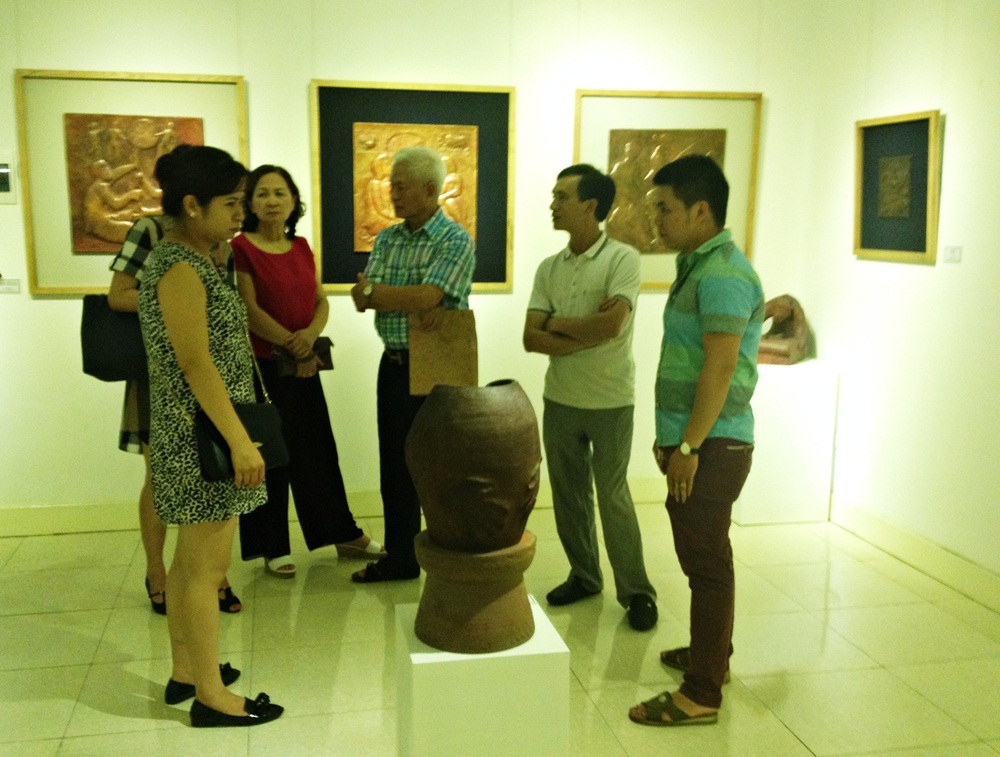 Đông đảo công chúng đến với Triển lãm.