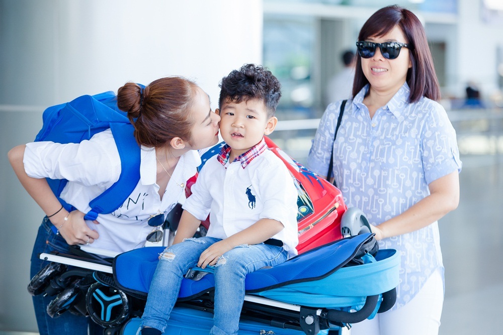 Dàn nhóc tì nhà sao Việt nô nức xuất ngoại, đi biển ngày hè - 20 Bé Minh Khang khá quấn quýt bà ngoại nên Diệp Bảo Ngọc mong muốn có mẹ đi cùng để niềm vui thêm trọn vẹn. (Ảnh: Vũ Huy Bình).