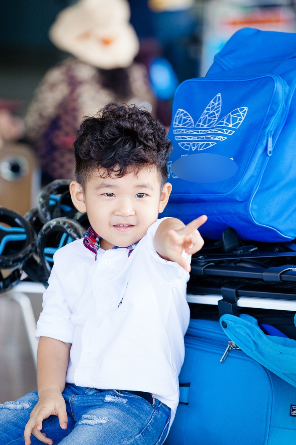 Dàn nhóc tì nhà sao Việt nô nức xuất ngoại, đi biển ngày hè - 19 Dù chỉ hơn 3 tuổi nhưng bé Kid rất giàu tình cảm. Mỗi ngày sau giờ đến trường, cậu bé tíu tít trò chuyện và ca hát cho cả gia đình nghe. Trong lúc chờ đợi làm giấy tờ tại sân bay để đi du lịch, cậu bé đòi phụ mẹ đẩy hành lý. (Ảnh: Vũ Huy Bình).