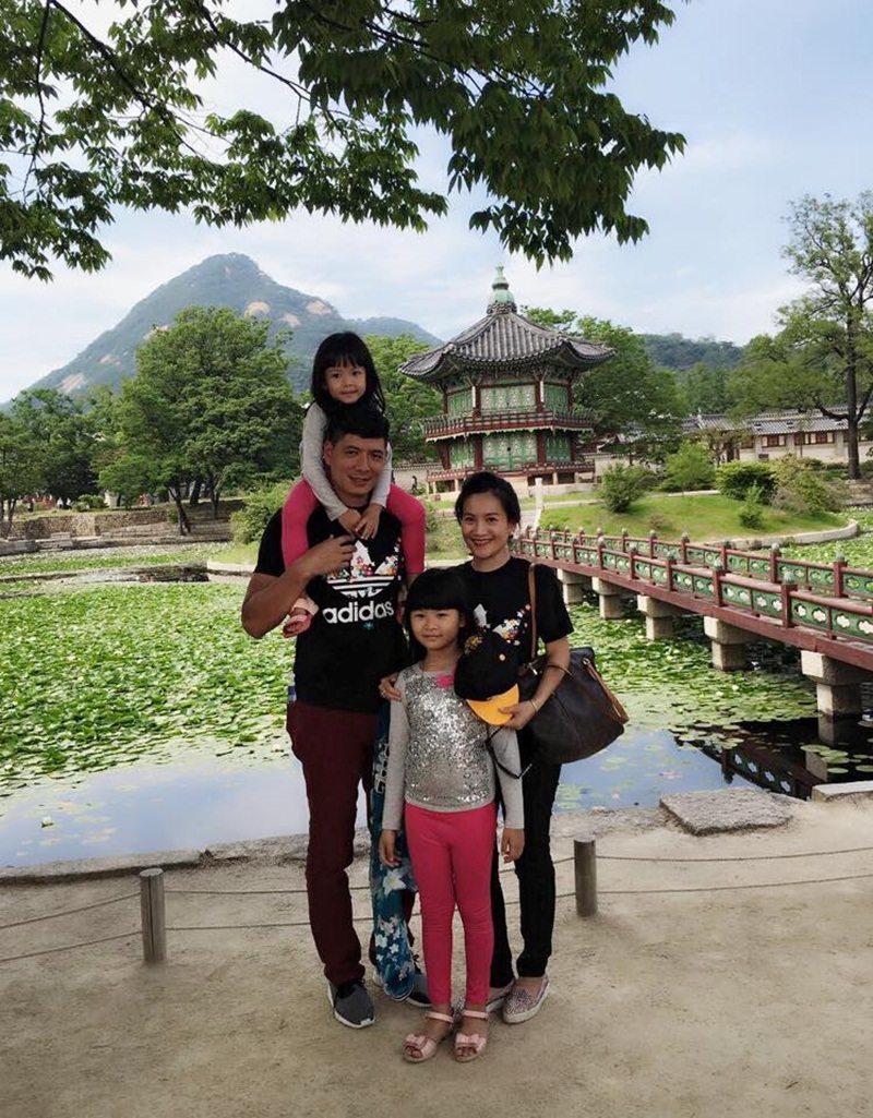 Dàn nhóc tì nhà sao Việt nô nức xuất ngoại, đi biển ngày hè - 2 Nam MC, diễn viên Bình Minh đã có những khoảnh khắc hạnh phúc bình yên bên vợ con.