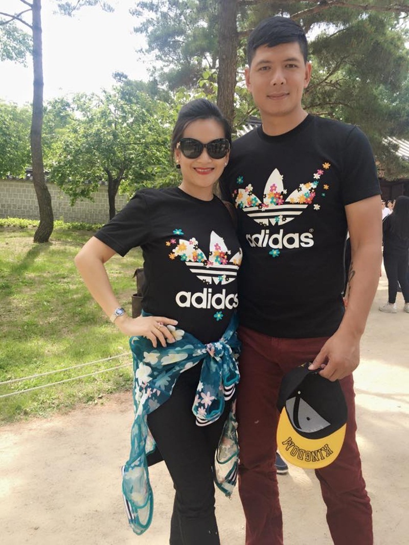 Dàn nhóc tì nhà sao Việt nô nức xuất ngoại, đi biển ngày hè - 3 Anh diện trang phục trẻ trung sánh đôi cùng bà xã.