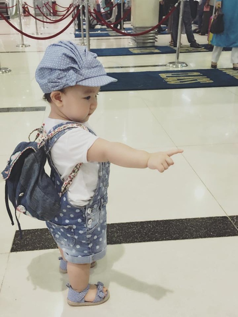 Dàn nhóc tì nhà sao Việt nô nức xuất ngoại, đi biển ngày hè - 13 Vani thích thú khi được đeo balo đi chơi.