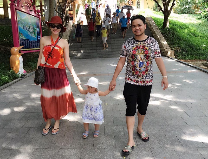 Dàn nhóc tì nhà sao Việt nô nức xuất ngoại, đi biển ngày hè - 11
Sau chuyến đi du lịch ở Singapore trong kì nghỉ lễ, cặp đôi diễn viên Trang Nhung – đạo diễn Hoàng Duy quyết định chọn một điểm vui chơi trong nước để đưa bé Vani cùng người thân đi chơi. Vani biểu lộ sự hào hứng khi được chơi bên bờ biển và đi dạo cùng ba mẹ.