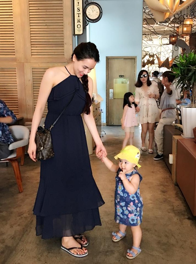 Dàn nhóc tì nhà sao Việt nô nức xuất ngoại, đi biển ngày hè - 15 Dàn nhóc tì nhà sao Việt nô nức xuất ngoại, đi biển ngày hè - 15