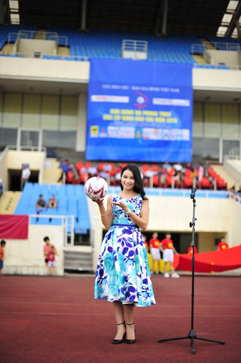 
Việc tham gia dẫn chương trình thể thao cũng giúp cô thư giãn sau khoảng thời gian diễn xuất và giảng dạy miệt mài tại Đại học Nghệ thuật TƯ...
