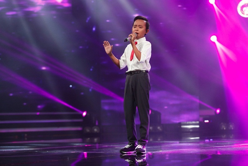 "Hiện tượng" dân ca Hồ Văn Cường được gọi tên “sứ giả cảm xúc” - 2 Ca sĩ Hoàng Bách cho rằng: “Đây là một giọng hát rất đáng quý đi theo một lối riêng khi chọn dân ca để theo đuổi”.
