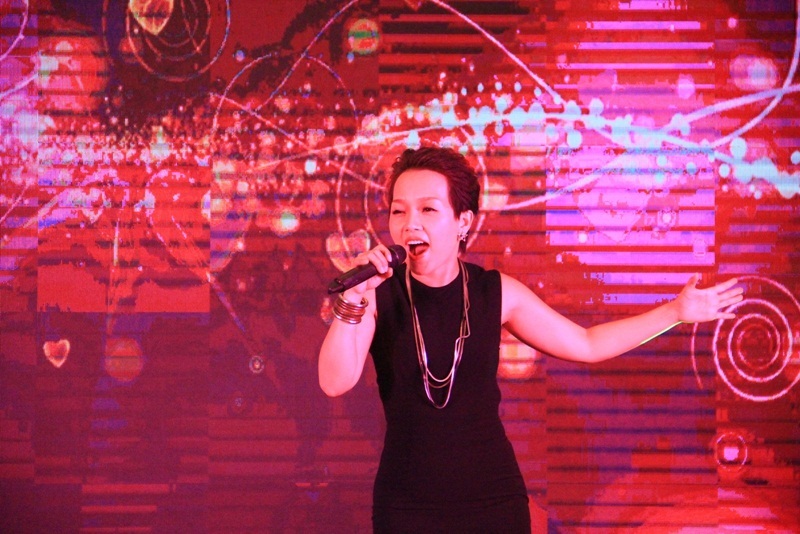 Ca sĩ Thái Thùy Linh biểu diễn trong buổi gala tổng kết giải bóng đá.