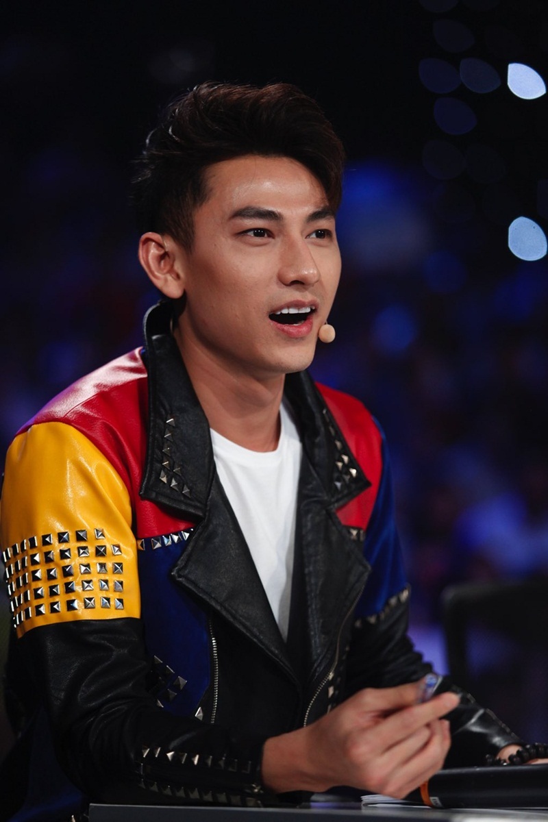 Sau đó anh tiếp tục nhận xét “nghiêm túc: “Chú nói đùa thôi, chú không muốn người ta tập trung quá nhiều vào vẻ đẹp của con mà quên đi giọng hát của con. Mình đẹp trai, hát hay thì mới thật là tài năng. Nốt cao của con chưa đã vì do con hơi thiếu hơi. Con có màu giọng rất đặc biệt, khi con cất tiếng hát là mọi người nhận ra giọng Gia Khiêm. Chú có nghe cô Phương Uyên của nhóm “Ba con mèo” nói với chú một câu rất hay đó là: Khi con hát mà con có hơi thì con sẽ là đại gia”.