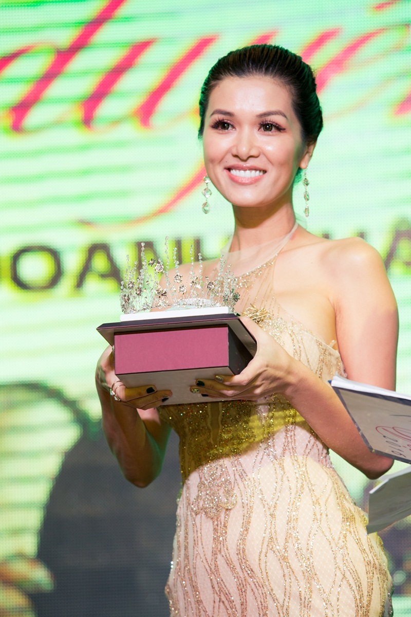 Hé lộ chiếc vương miện danh giá trao cho Hoa khôi Duyên dáng Doanh nhân Việt 2016 - 3 Hoa hậu Oanh Yến giới thiệu vương miện “Queen Lady” tại sự kiện.